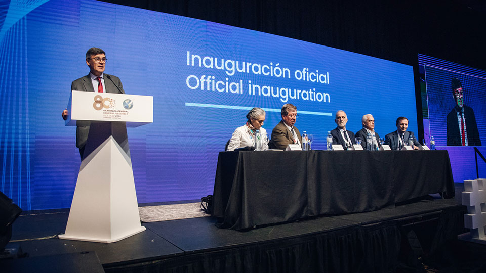 imagen de los disertantes y conferencias