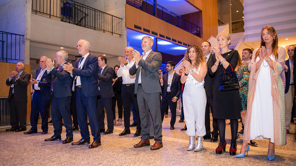 imagen de los disertantes y conferencias