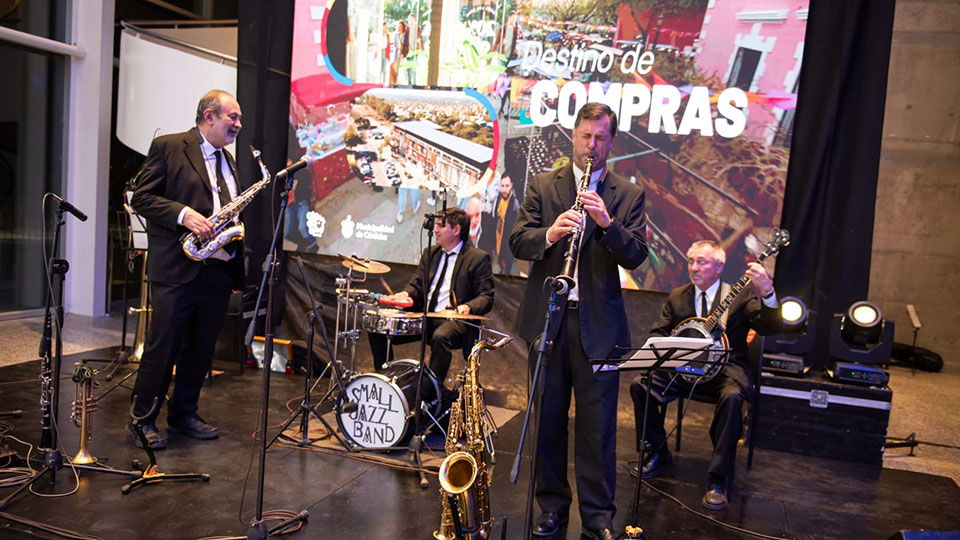 imagen de los disertantes y conferencias