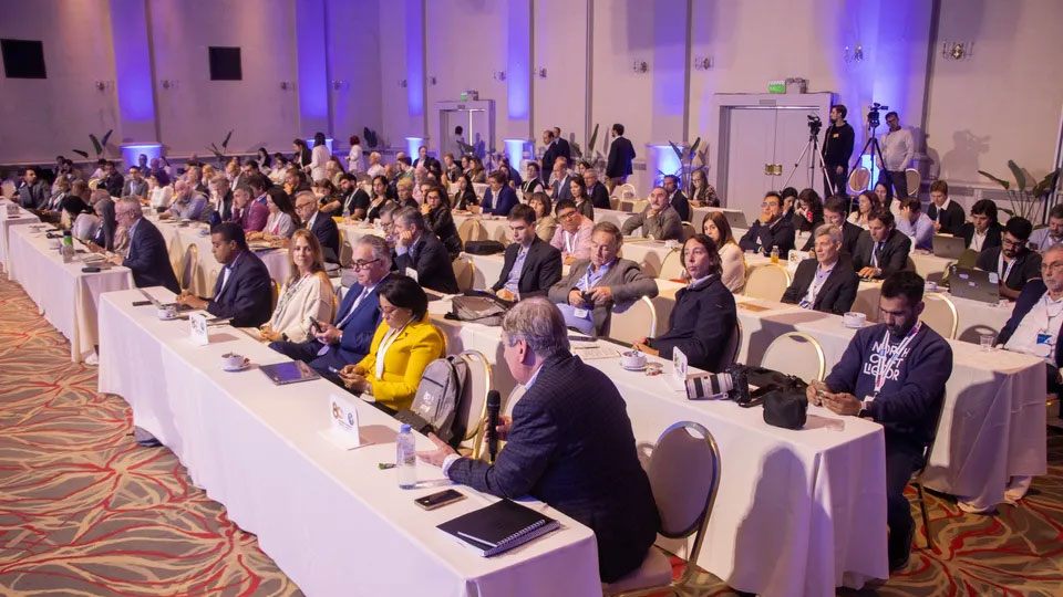 imagen de los disertantes y conferencias