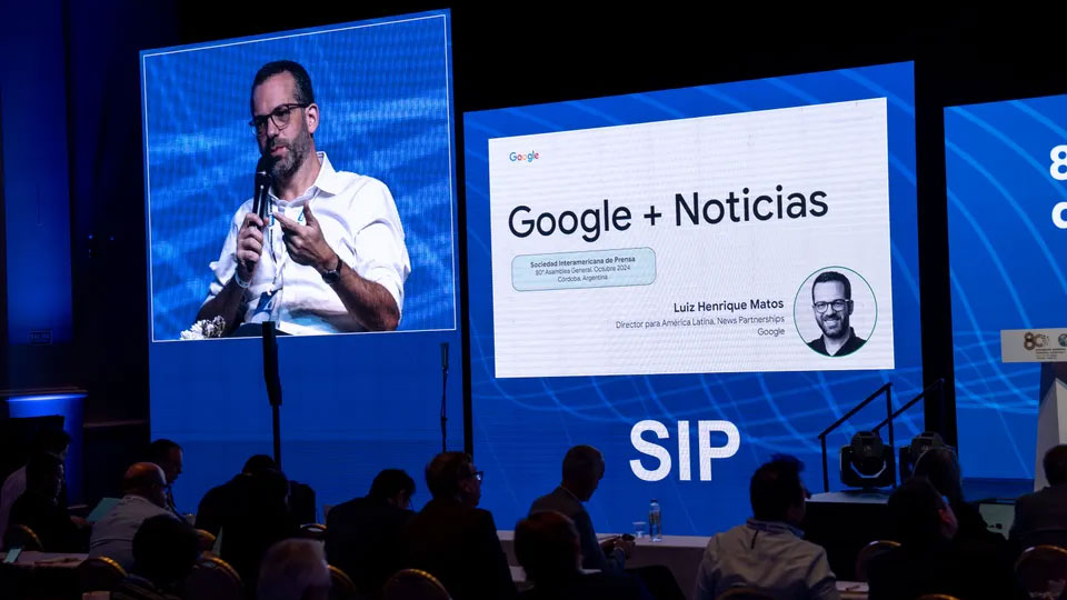 imagen de los disertantes y conferencias