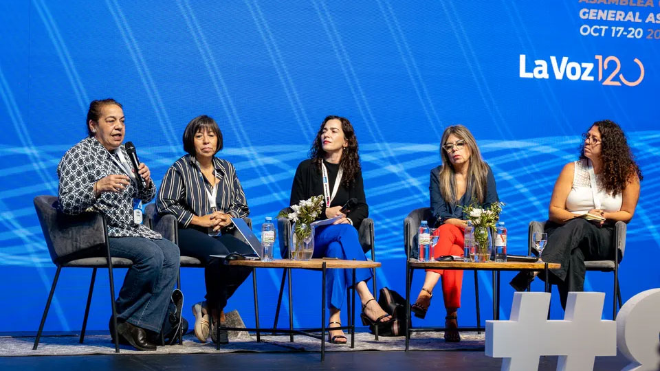 imagen de los disertantes y conferencias