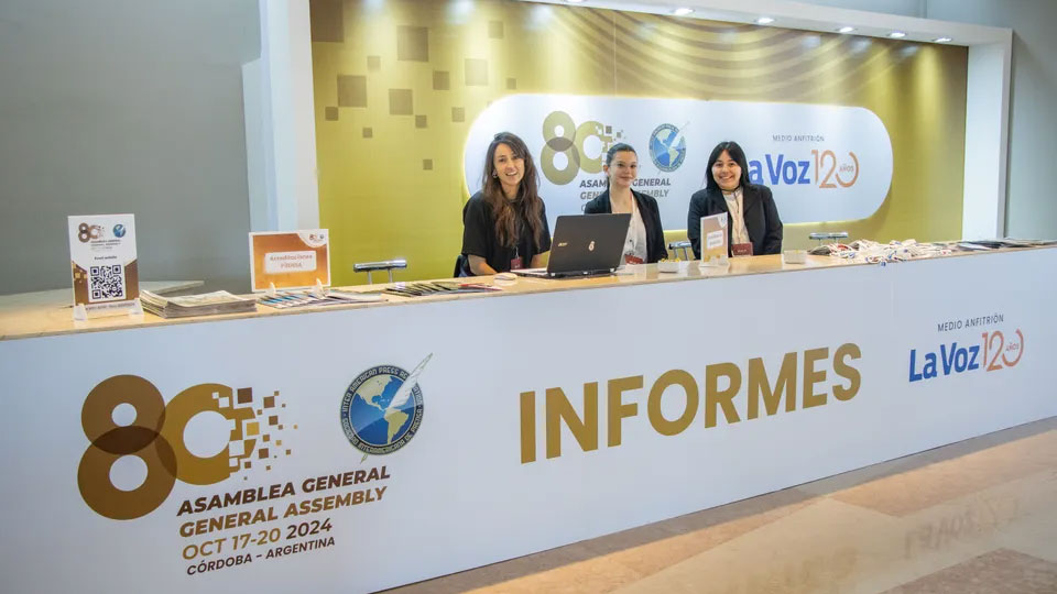 imagen de los disertantes y conferencias