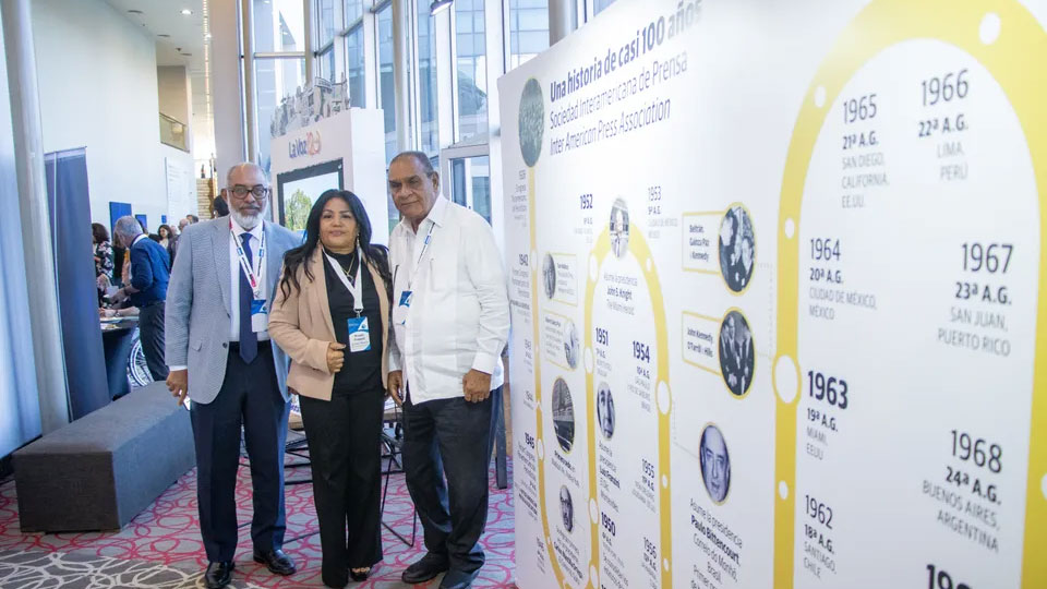 imagen de los disertantes y conferencias